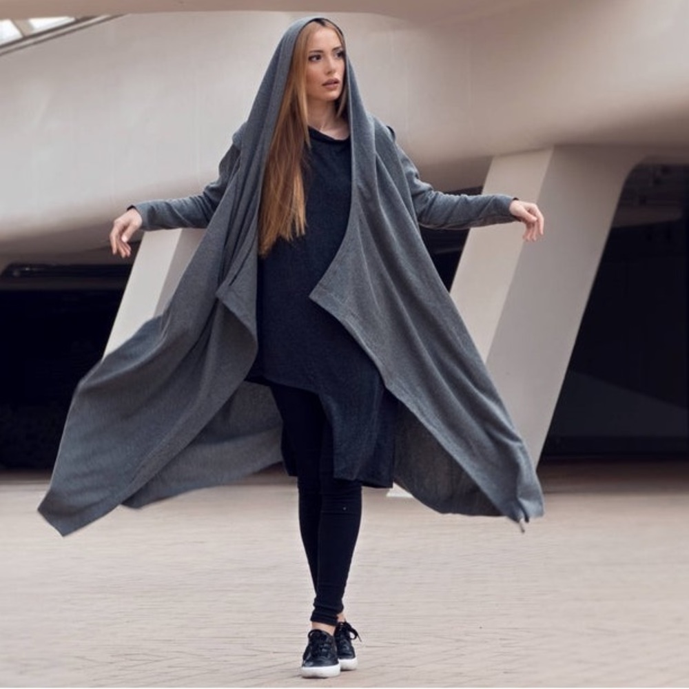 A Symmetrical Maxi Coat⤴︎